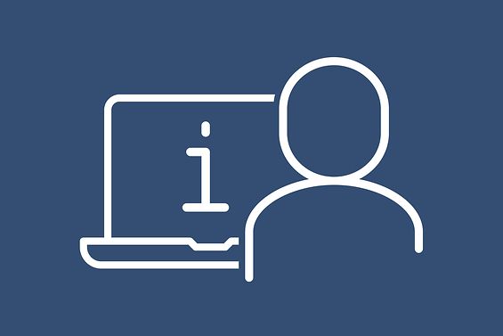 Umriss eines Menschen vor einem Computer mit einem i für Information