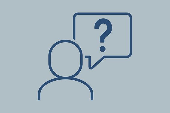 Umriss eines Menschen mit einem Fragezeichen in einer Sprechblase 